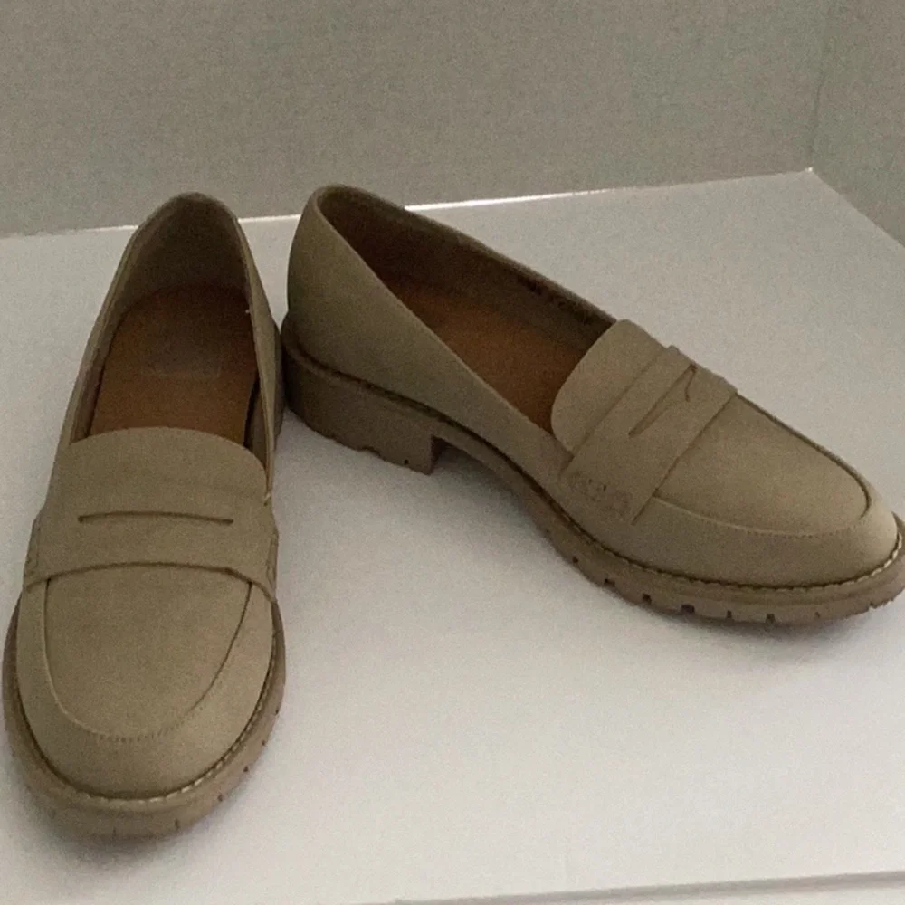 Dolce Vita Elias Platform Penny Loafers, Beige Suede, Size 8 - Picture 2 of 8